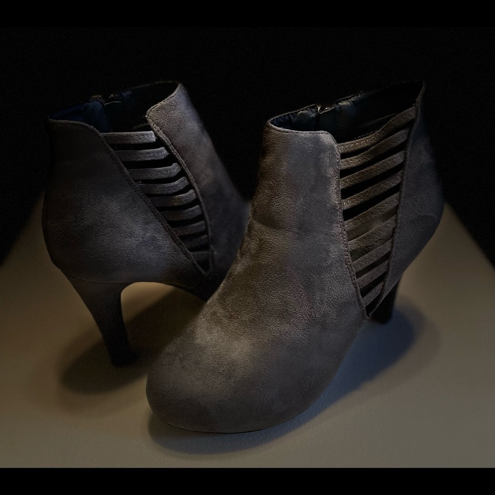 Women size 10W Charcoal gray Faux Suede Bootie